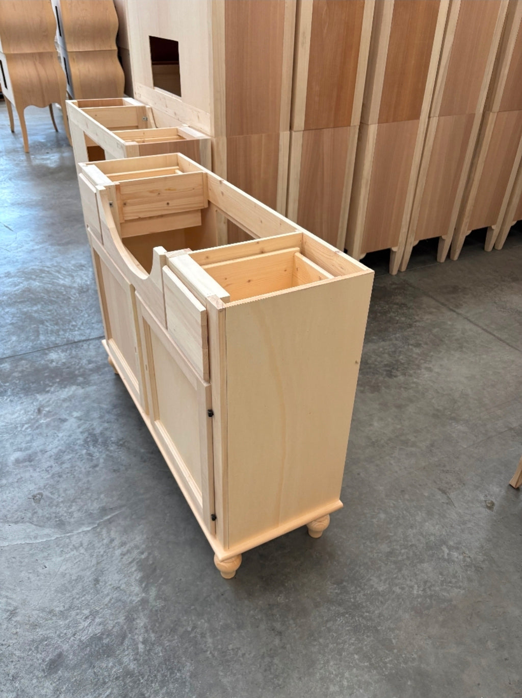 Mobile bagno a 2 porte e 2 cassetti finitura grezzo con lavabo bianco