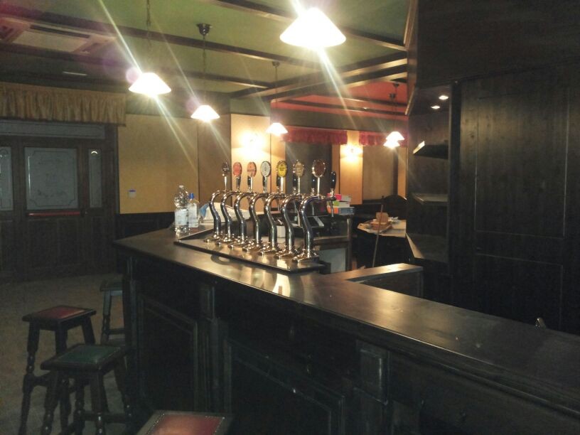 Arredamento Bar-banconi-tavoli-sedie-sgabelli-divanetti