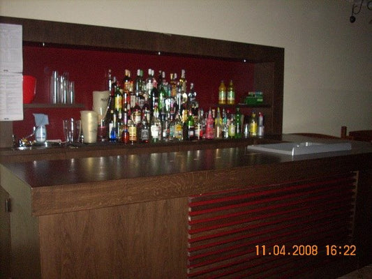 Arredamento Bar-banconi-tavoli-sedie-sgabelli-divanetti