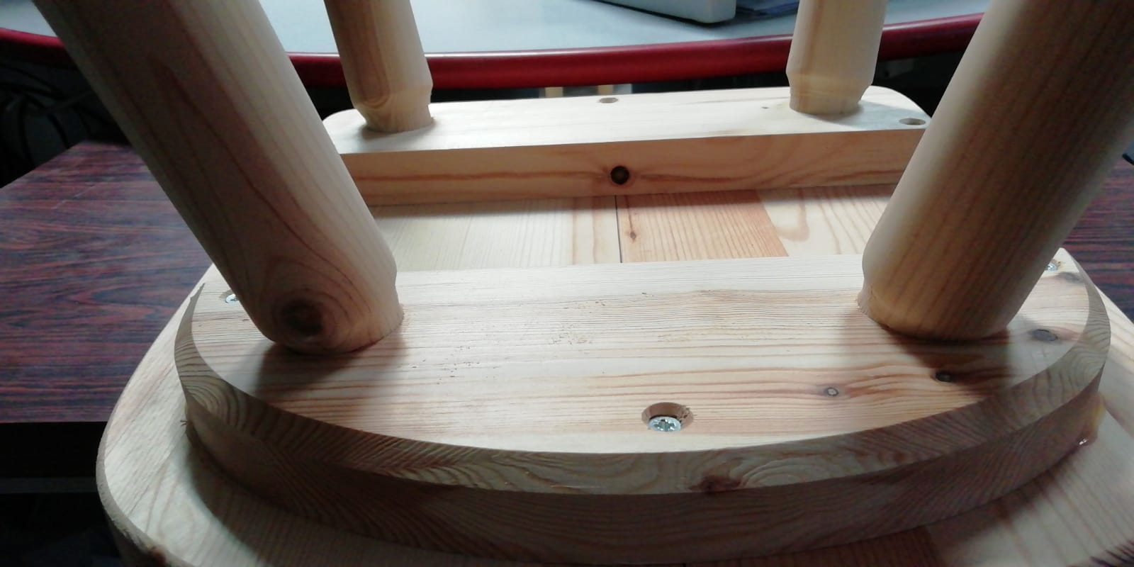 Panca Angolare in Legno di Pino misure 133x193 con allunga da 40 cm 01 tavolo fratino e n.4 sedie cuore finitura grezzo