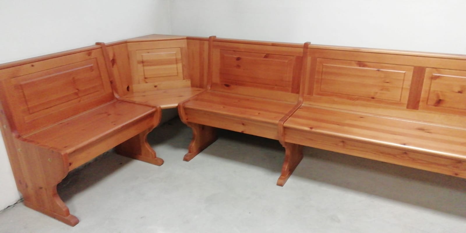 Giropanca angolare in legno di pino tinta miele