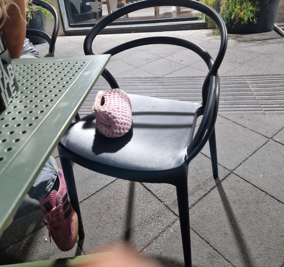 Set di quattro sedie con braccioli realizzate in polipropilene di colore nero il tavolo escluso