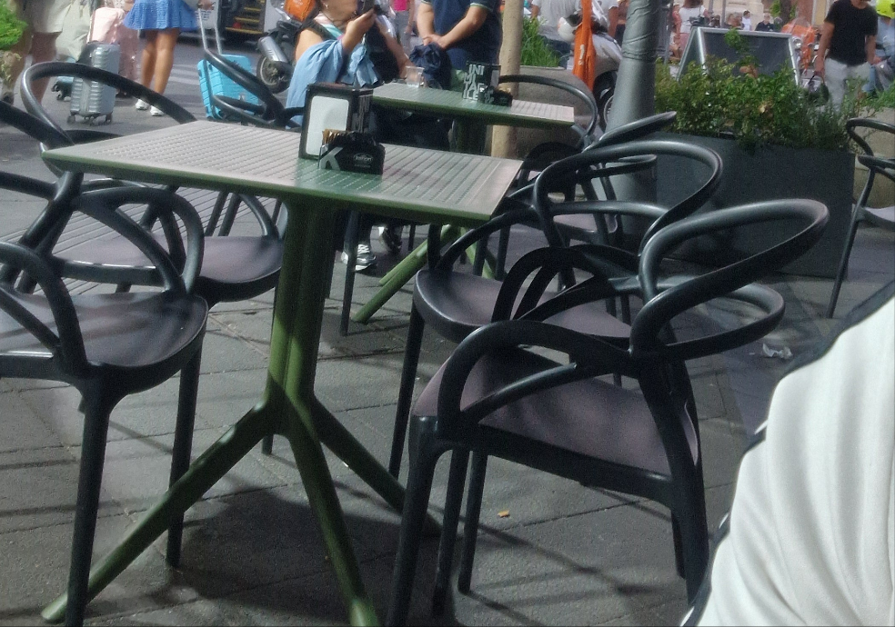 Set di quattro sedie con braccioli realizzate in polipropilene di colore nero il tavolo escluso