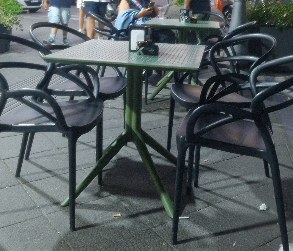 Set di quattro sedie con braccioli realizzate in polipropilene di colore nero il tavolo escluso