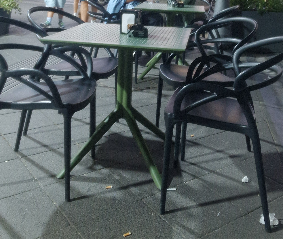 Set di quattro sedie con braccioli realizzate in polipropilene di colore nero il tavolo escluso