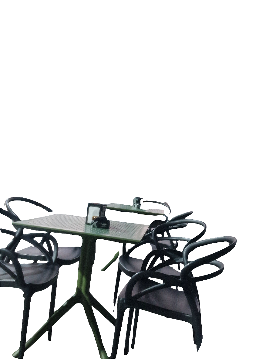 Set di quattro sedie con braccioli realizzate in polipropilene di colore nero il tavolo escluso