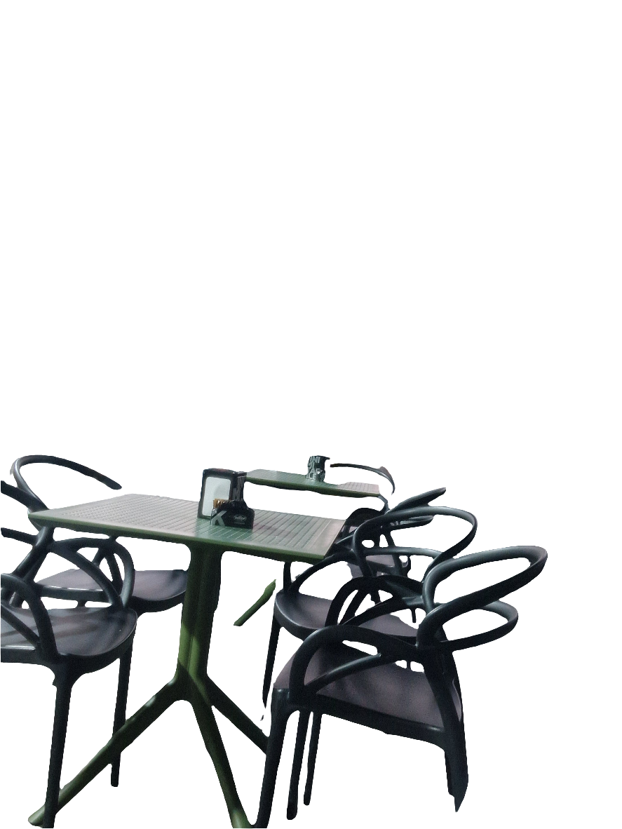 Set di quattro sedie con braccioli realizzate in polipropilene di colore nero il tavolo escluso