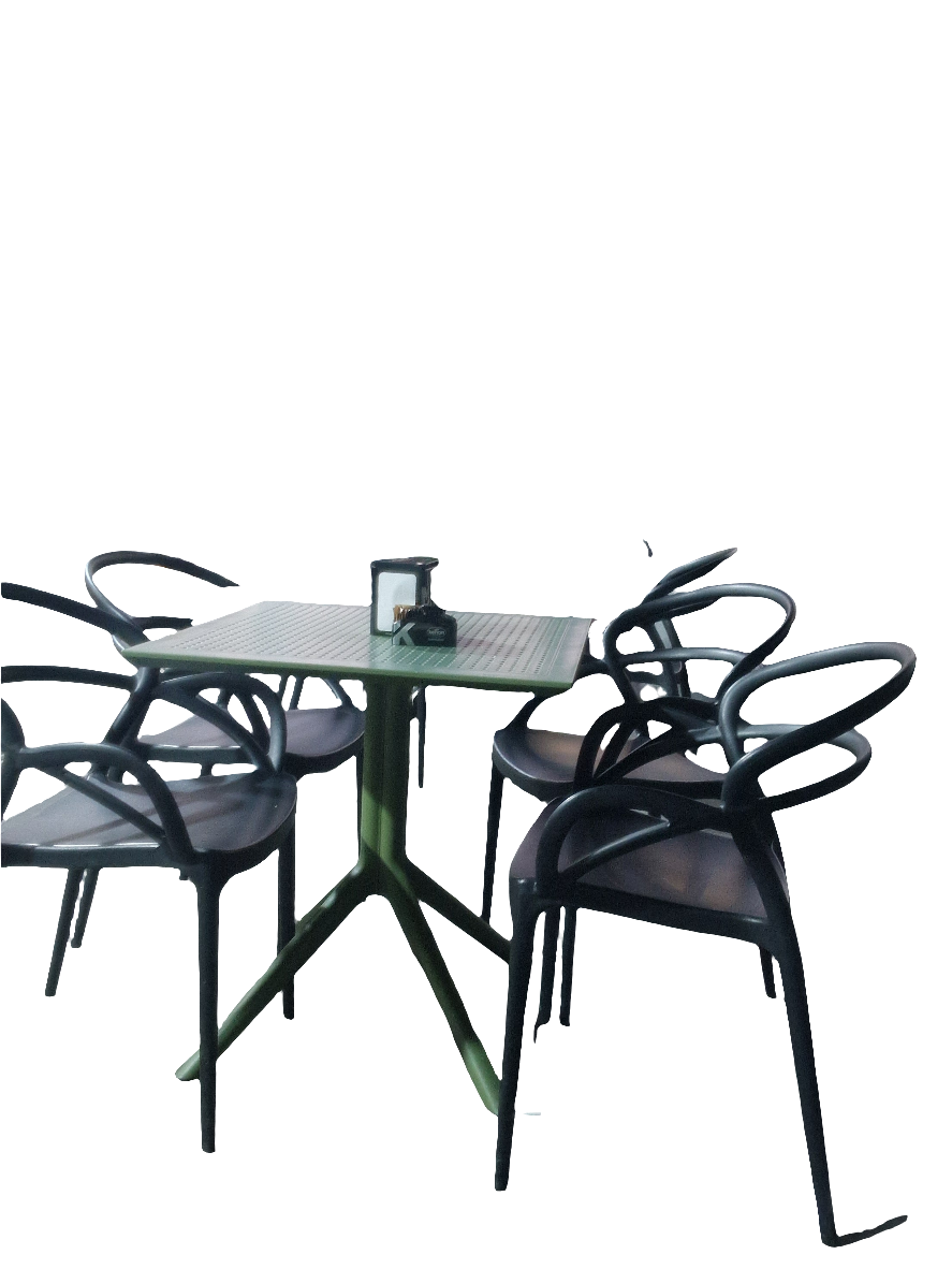 Set di quattro sedie con braccioli realizzate in polipropilene di colore nero il tavolo escluso