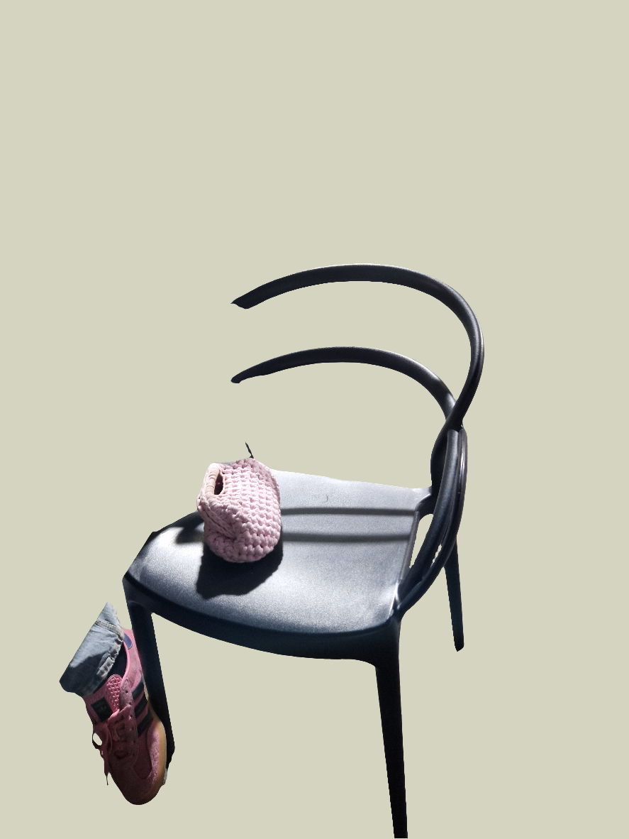 Set di quattro sedie con braccioli realizzate in polipropilene di colore nero il tavolo escluso