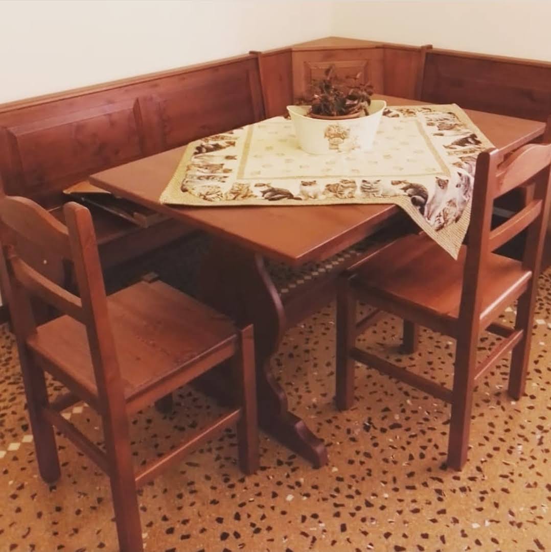 Giropanca angolare in legno senza tavolo fisso e sedie