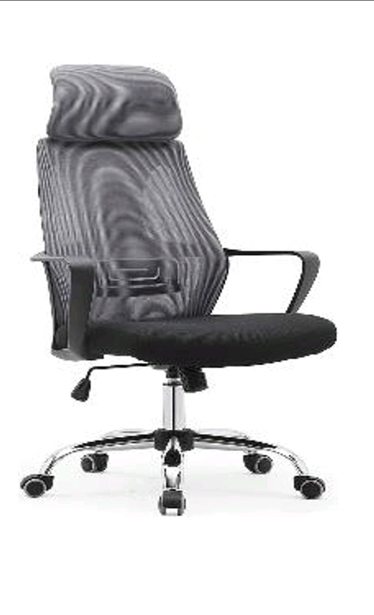 Poltrona Ufficio Girevole Direzionale con Schienale Traspirante a Rete e Supporto Lombare. Dotato di Poggiatesta Regolabile in Altezza.  Base in Acciaio con Ruote Antigraffio.