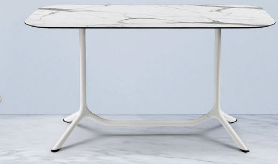 Sgabelli, tavoli e piani tavoli per pub e ristoranti e bar