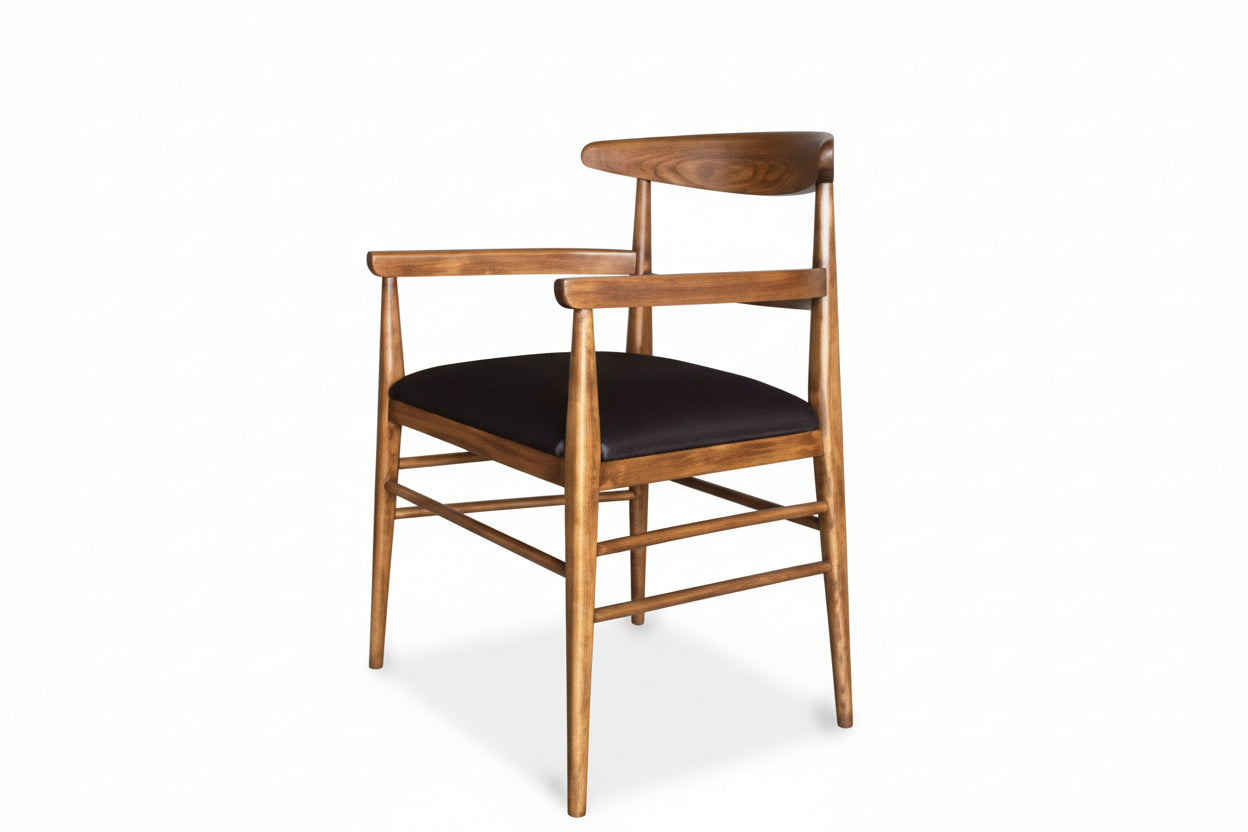 Poltroncina vintage bistrot in legno massello con seduta in ecopelle e braccioli, perfetta per arredare ristoranti, bar, pizzerie e hotel