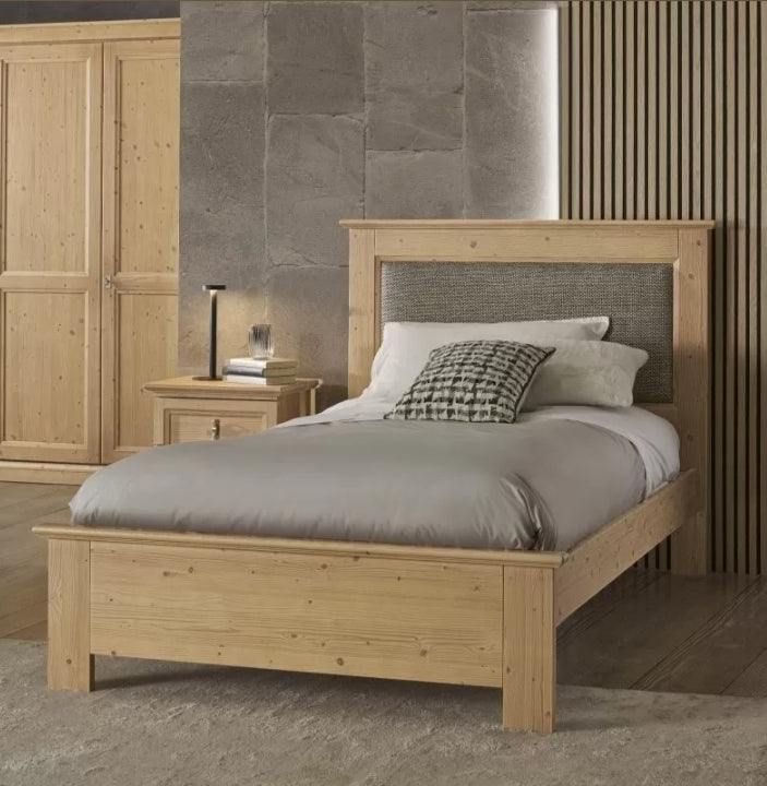 Camera da letto completa in legno di abete massello