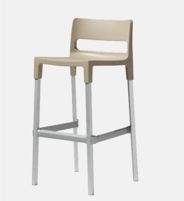 Sgabelli, tavoli e piani tavoli per pub e ristoranti e bar