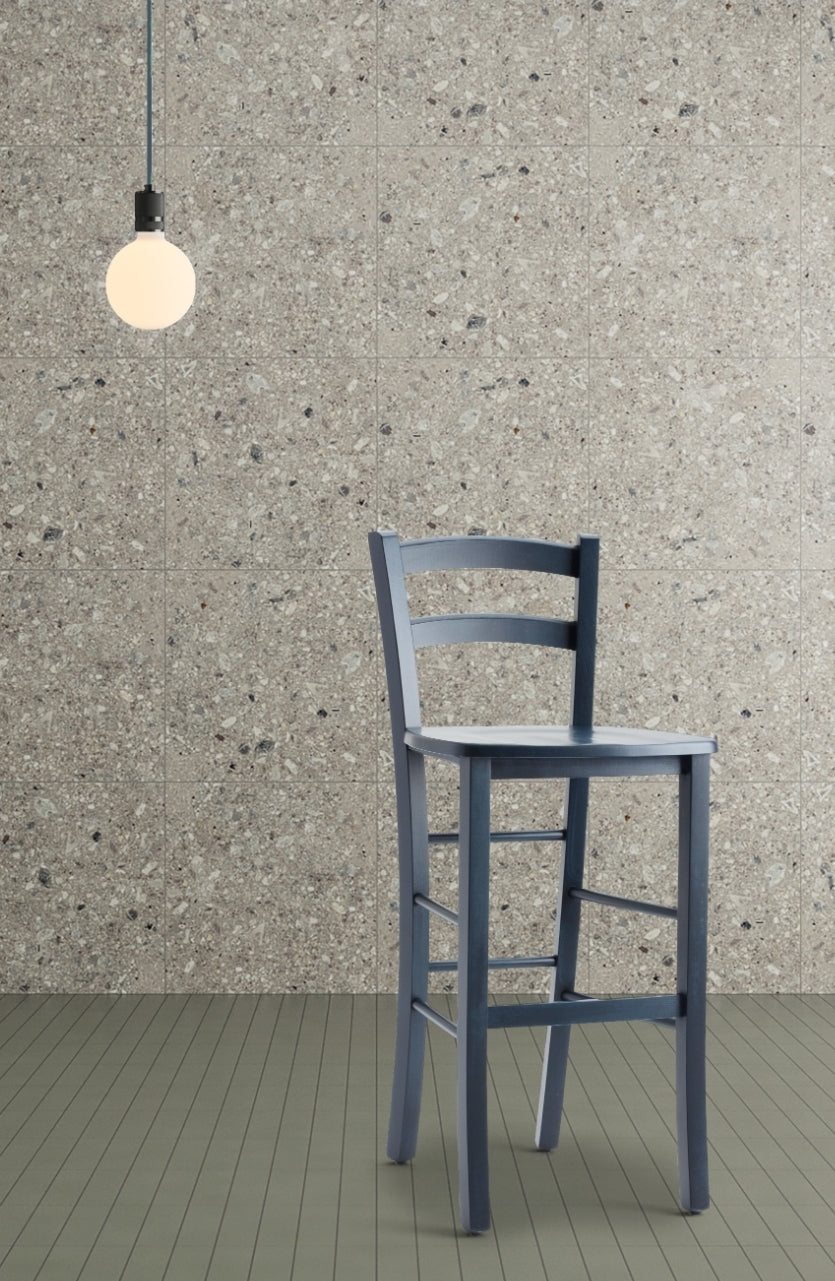 Sgabello moderno in arte povera