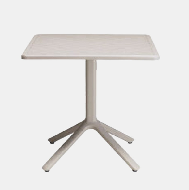 Sgabelli, tavoli e piani tavoli per pub e ristoranti e bar