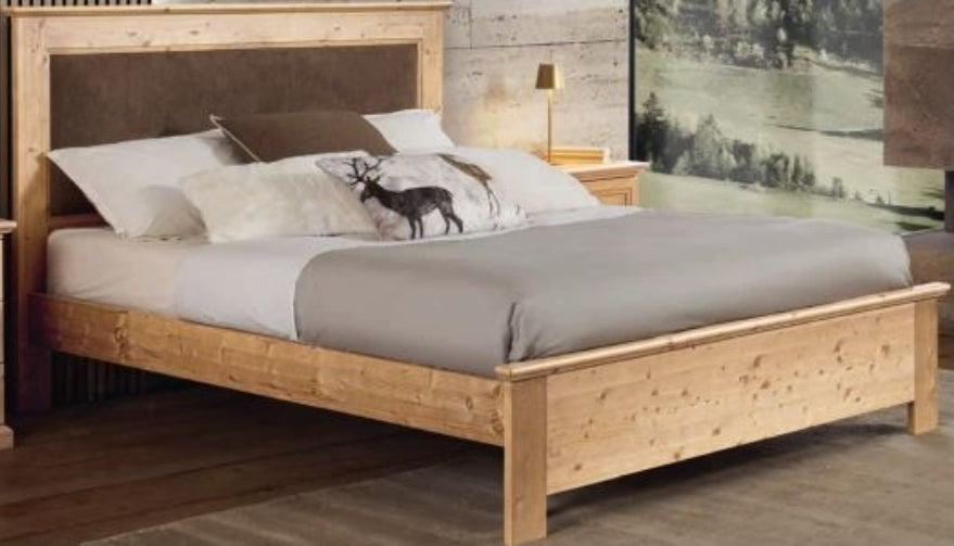 Letto matrimoniale in abete massello con testata imbottita