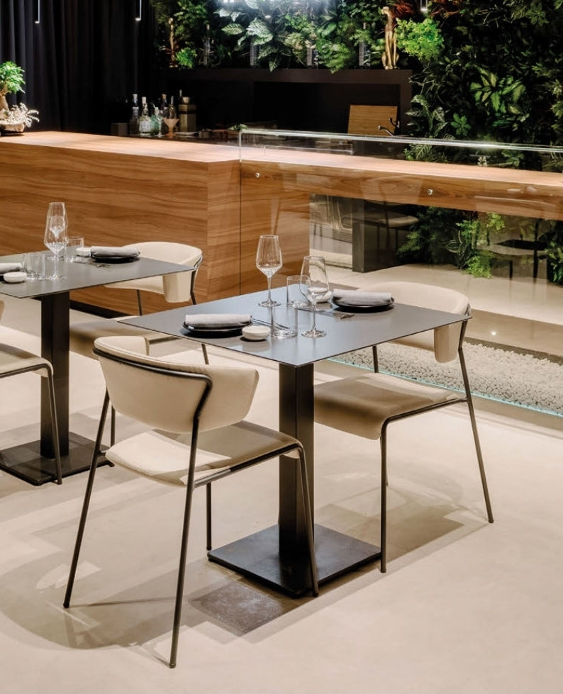 Sgabelli, tavoli e piani tavoli per pub e ristoranti e bar