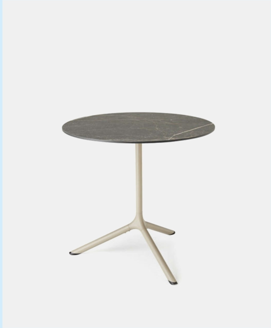 Sgabelli, tavoli e piani tavoli per pub e ristoranti e bar