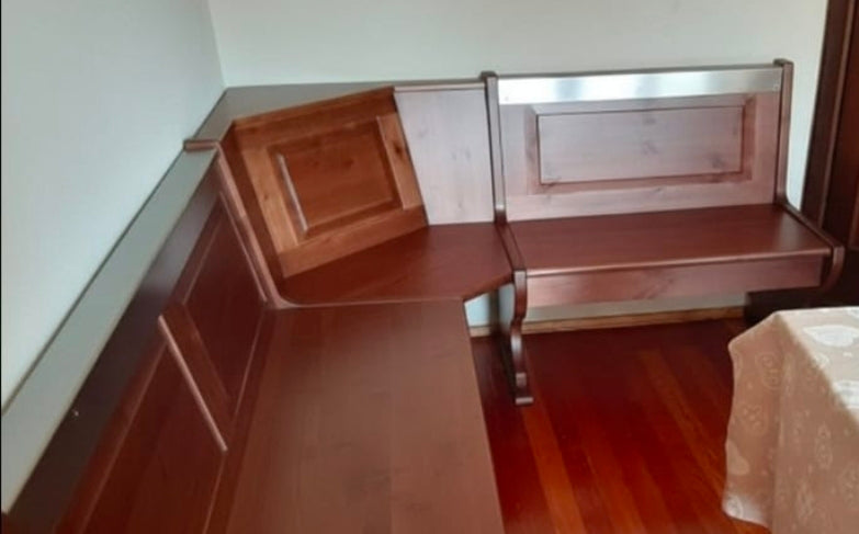 Angolo panca  misura 133x173 con cassonetto e tavolo fratino 130x80 e due sedie cuore tinta noce