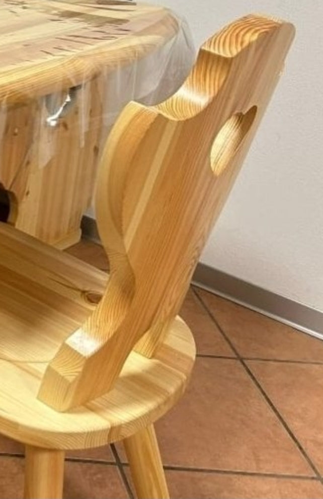 Set Tavolo con 2 Allunghe e 4 Sedie in Pino Tinta Naturale