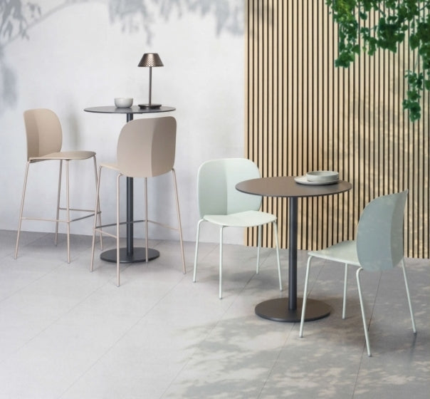 Sgabelli, tavoli e piani tavoli per pub e ristoranti e bar