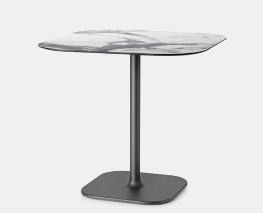 Sgabelli, tavoli e piani tavoli per pub e ristoranti e bar