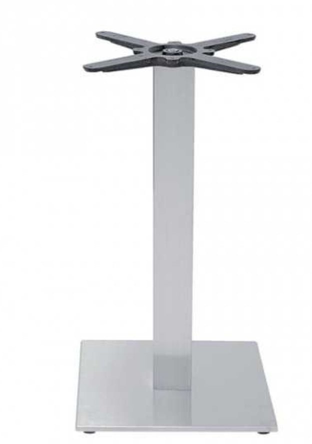 Base in acciaio inox satinato e piedini regolabili, ideale per arredamento interno.