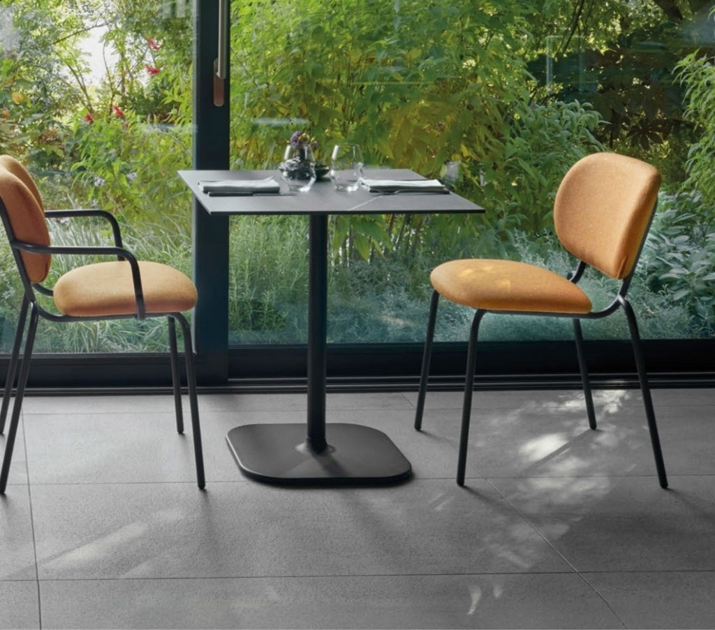 Sgabelli, tavoli e piani tavoli per pub e ristoranti e bar