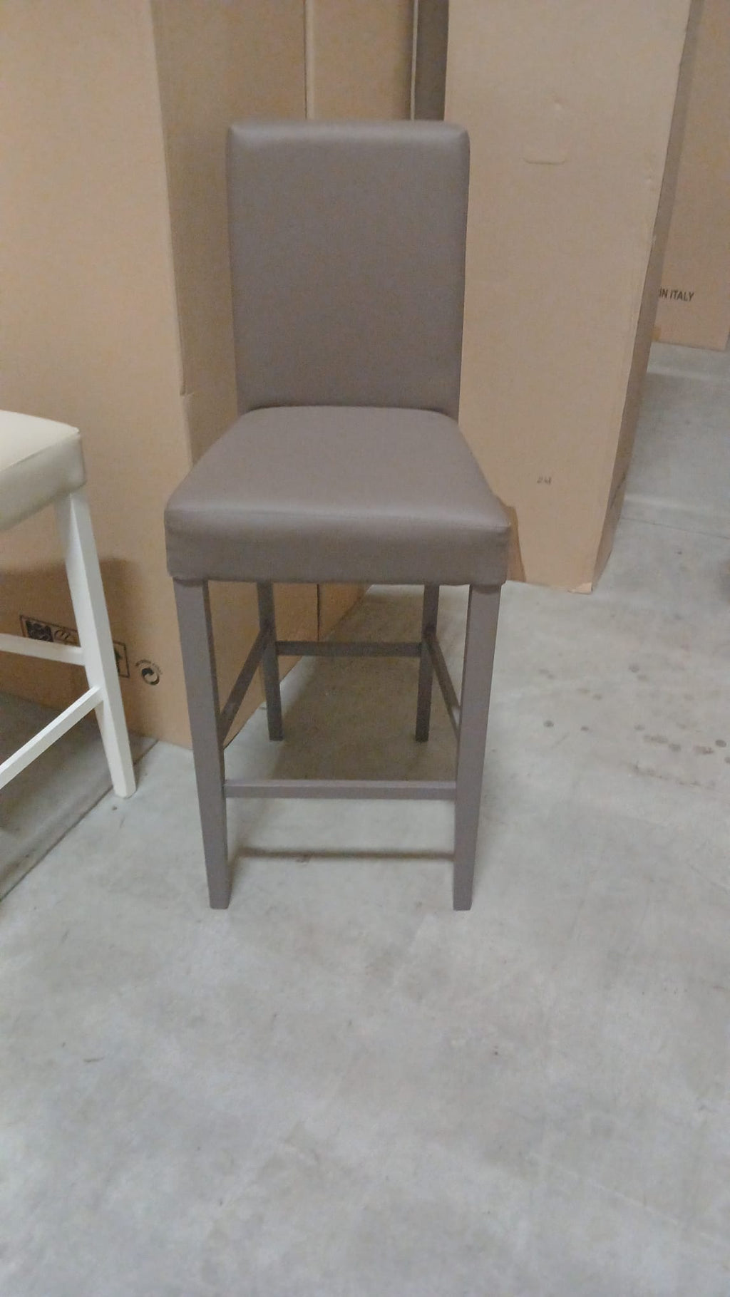 Sgabello Ecopelle Tortora con Fusto Tortora                     L.48 H.115 P.49 HS.74