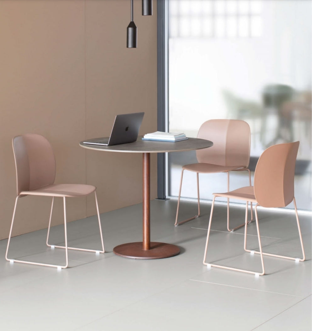 Sgabelli, tavoli e piani tavoli per pub e ristoranti e bar