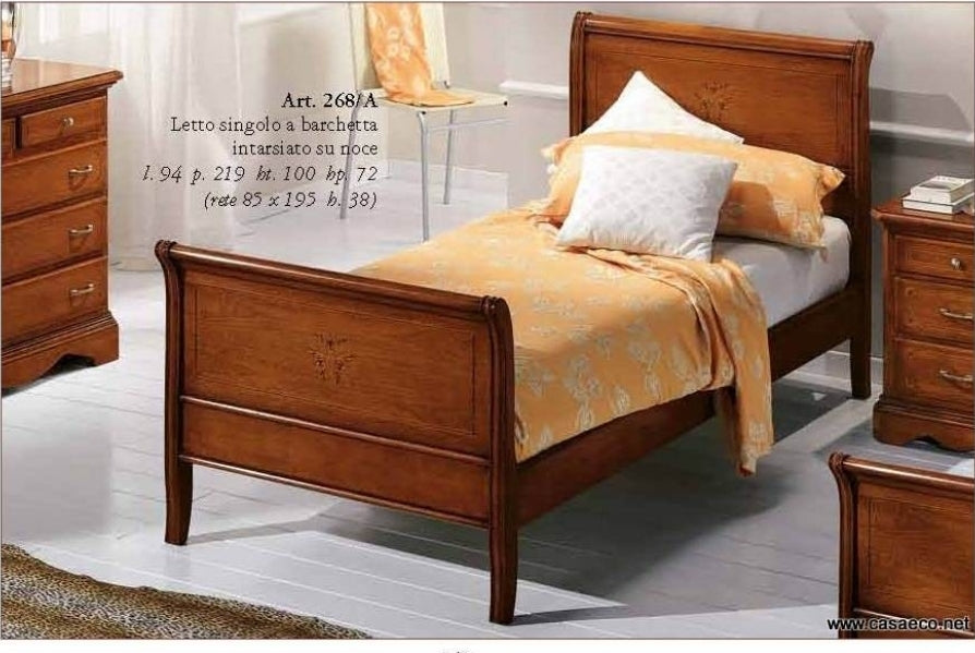 Letto singolo a barchetta intarsiato su noce. Misure cm 94x219x100x72.