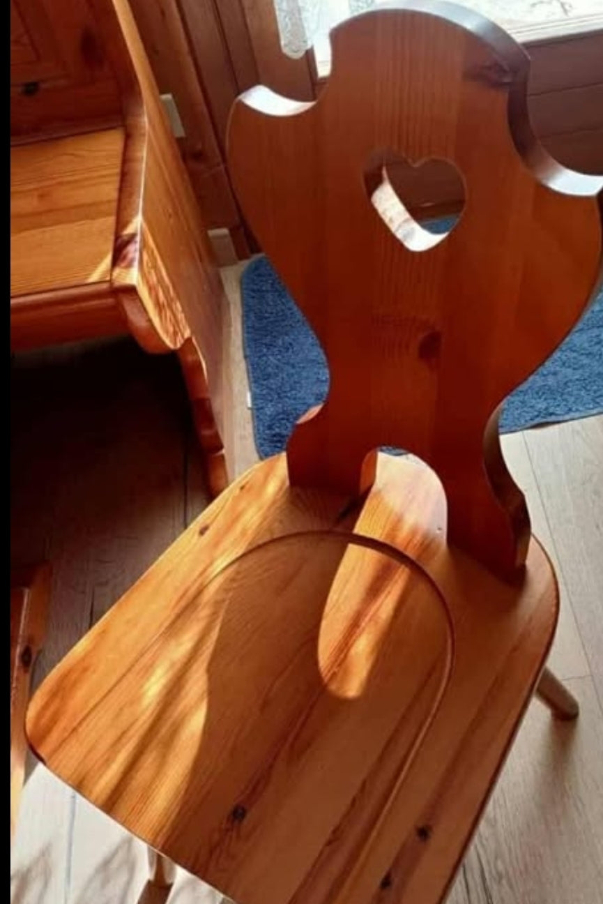 Sedia Tirolese in Pino Tinta Miele - Stile Alpino Autentico | Evento Design