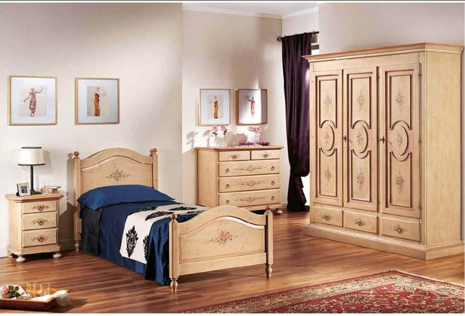 Camera da letto in legno in stile provenzale