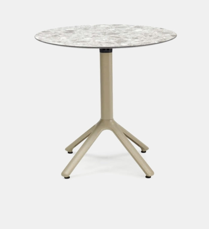 Sgabelli, tavoli e piani tavoli per pub e ristoranti e bar