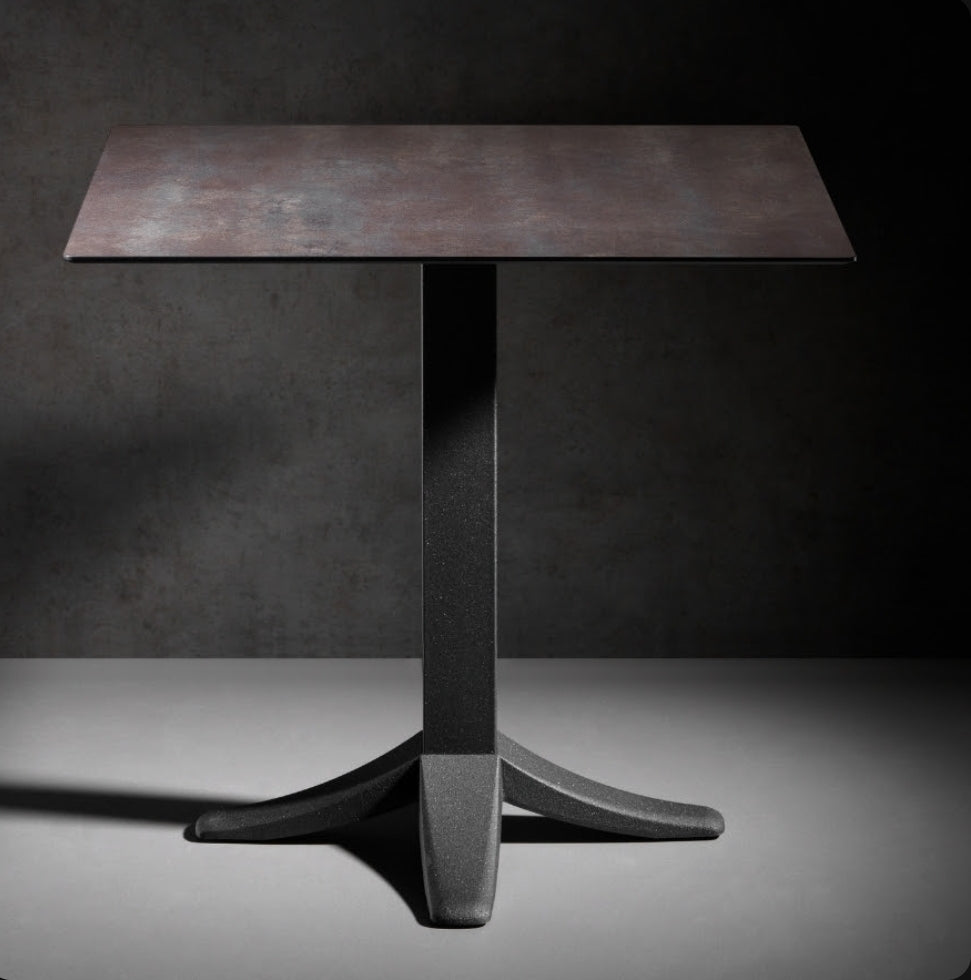 Tavolo Quadrato HPL Ruggine con Base Centrale in Ghisa