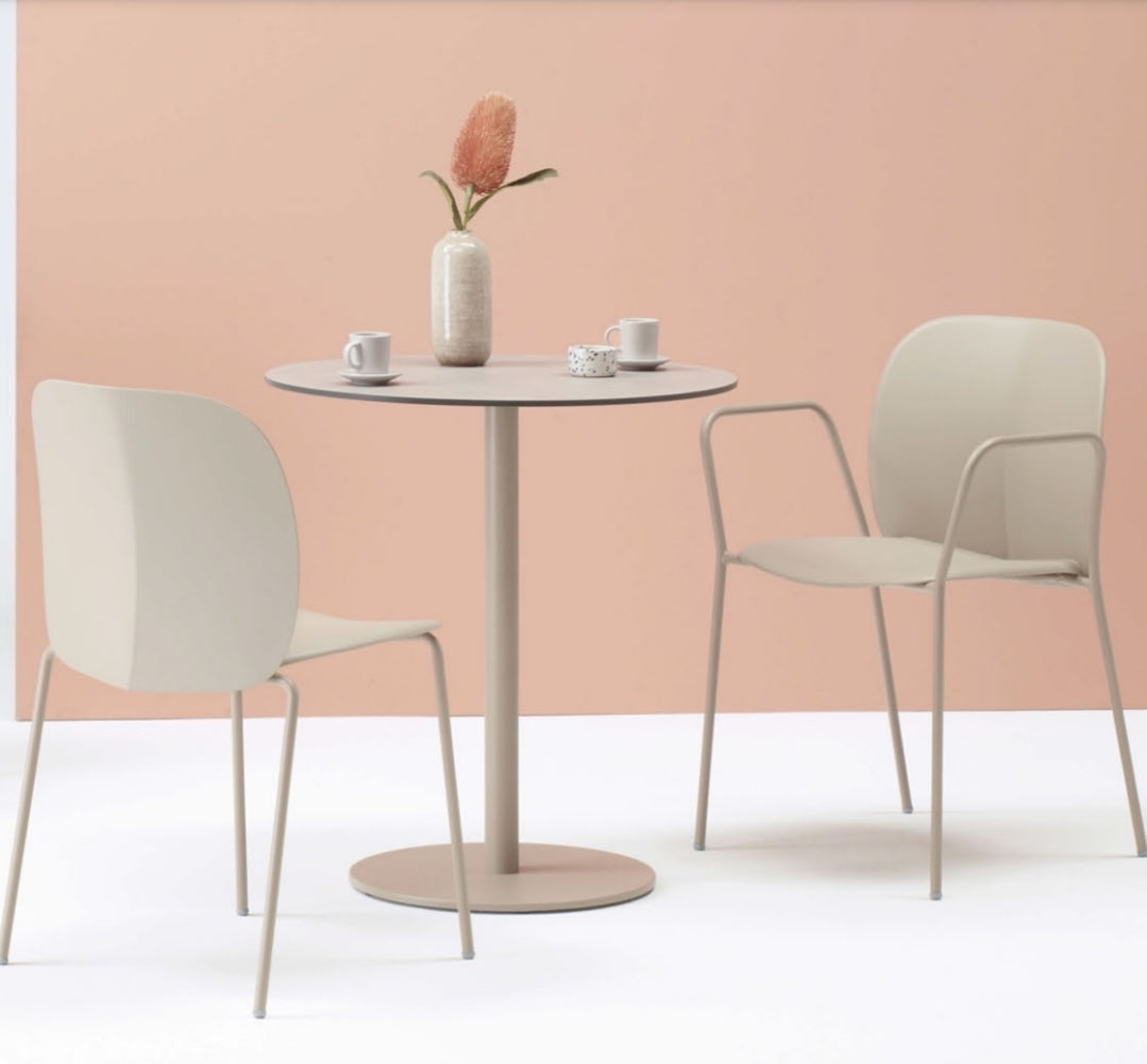 Sgabelli, tavoli e piani tavoli per pub e ristoranti e bar