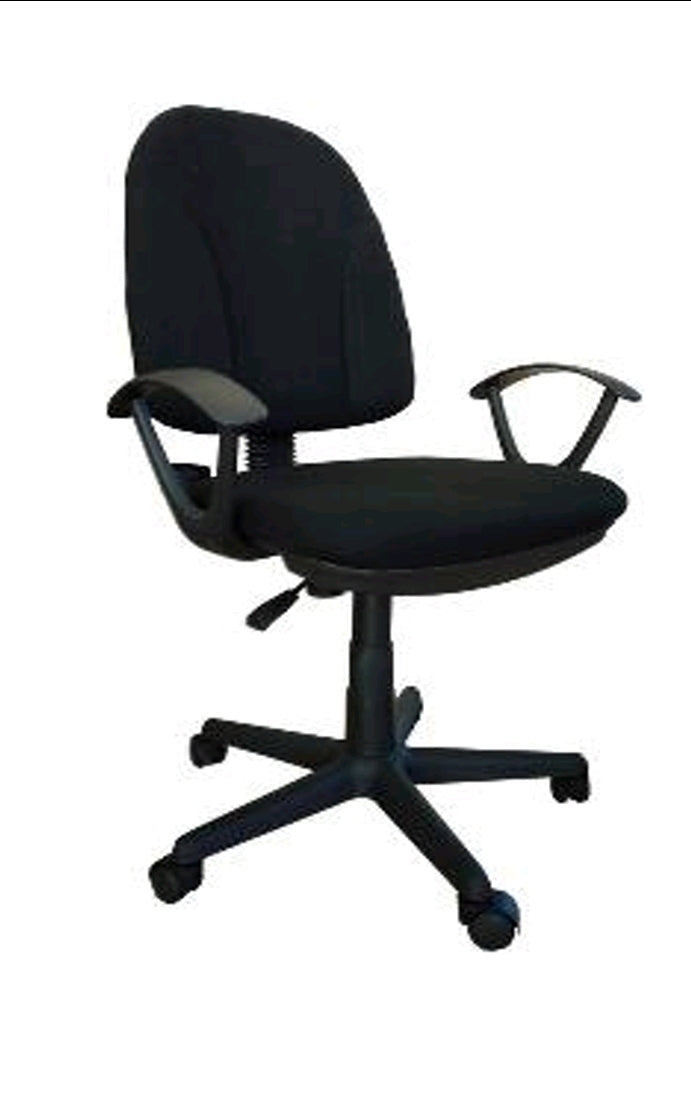 Poltrona Ufficio in Tessuto, dotata di Braccioli.  Altezza Regolabile con Pistone a Gas.