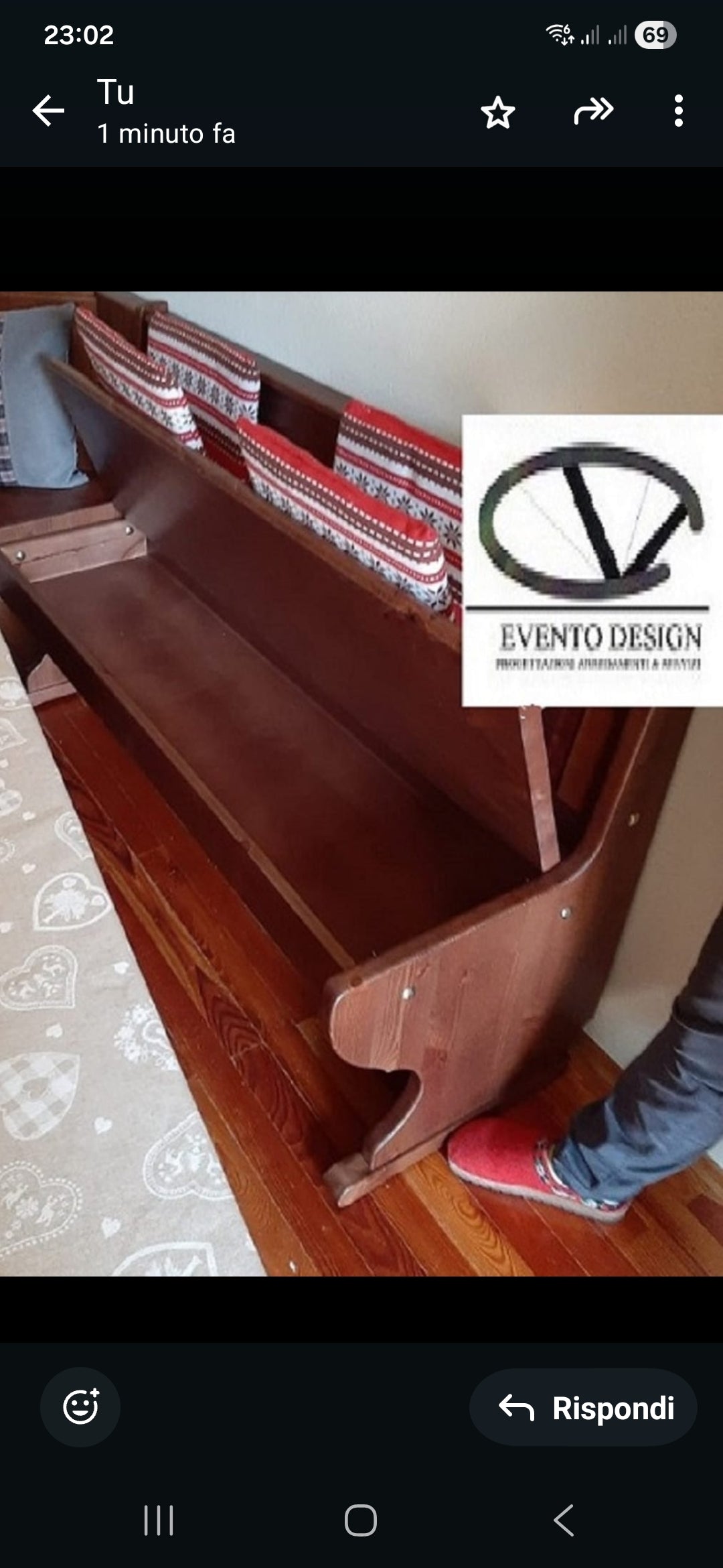 Angolo panca  misura 133x173 con cassonetto e tavolo fratino 130x80 e due sedie cuore tinta noce