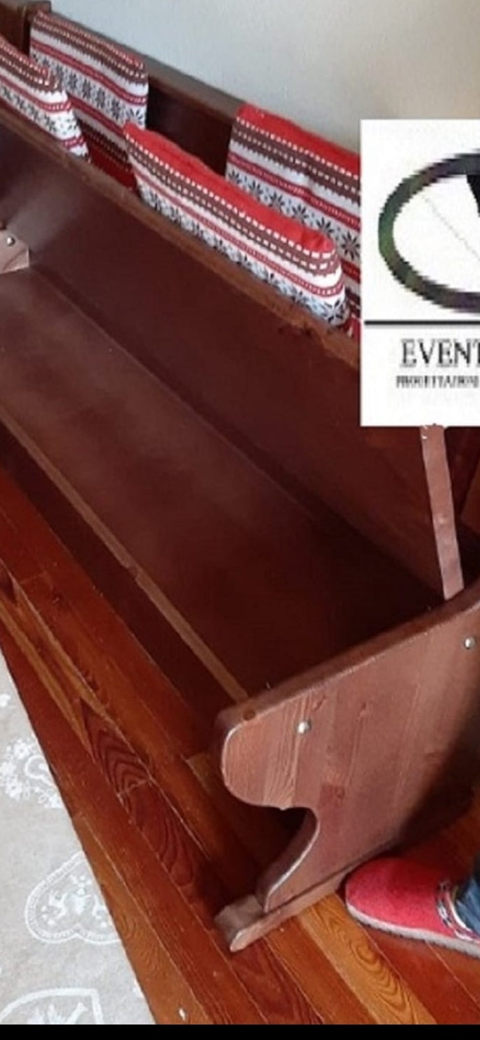 Angolo panca  misura 133x193 con cassonetto e tavolo fratino 130x80 tinta noce con tre sedie cuore tinta noce