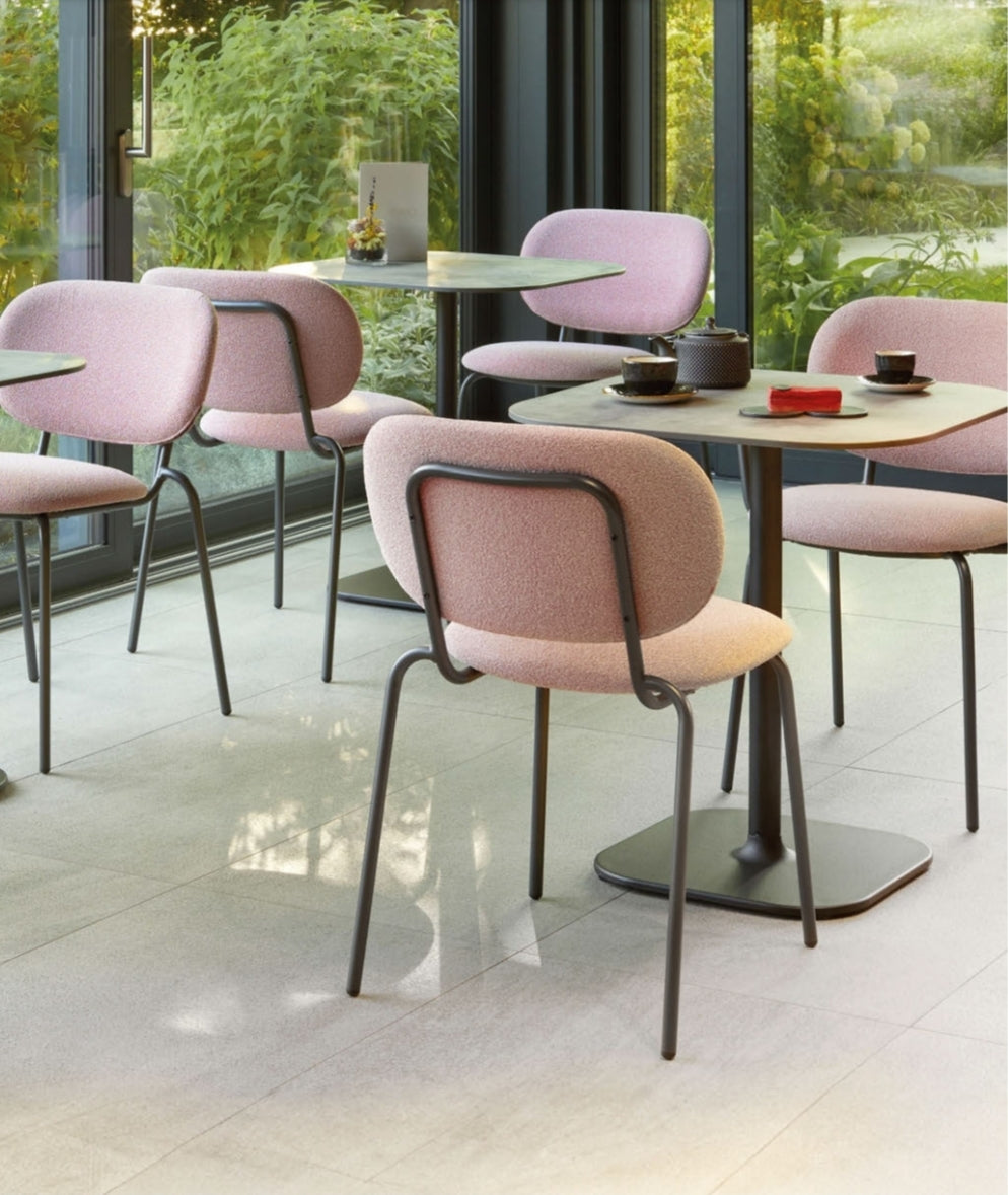 Sgabelli, tavoli e piani tavoli per pub e ristoranti e bar