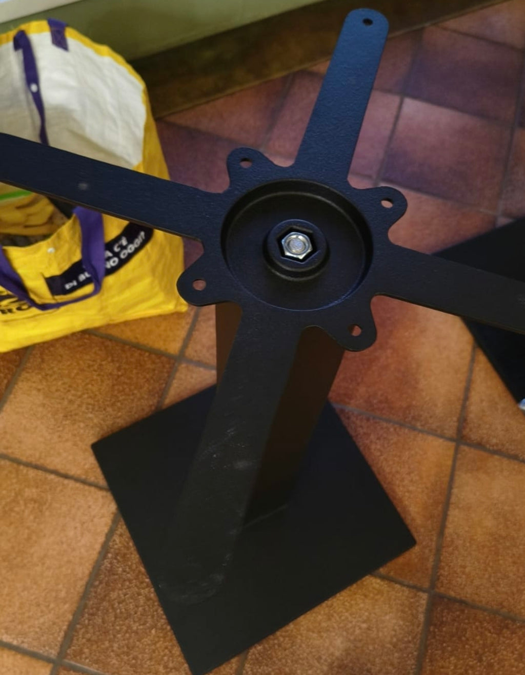 Base tavolo in ghisa anche uso esterno per piano tavolo 80x80 h.72