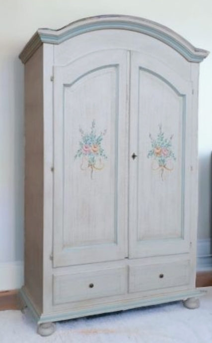 ARMADIO IN LEGNO CIPOLLA BIANCO ANTICATO DECORATO A MANO FILO AZZURRO