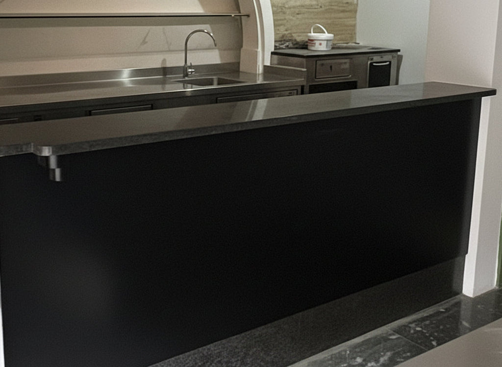 Bancone bar senza bancalina neutro realizzato con pannelli e struttura legno metri lineare 3