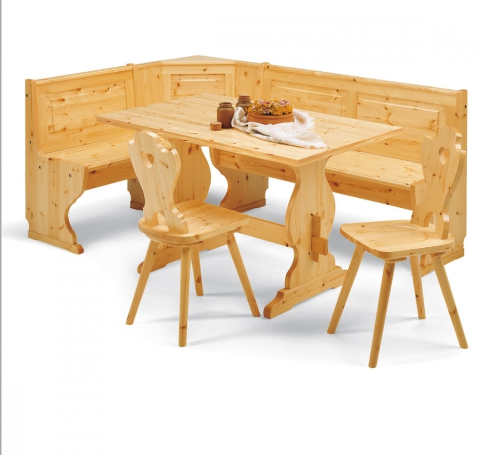 Angolo panca  misura 133x173 con cassonetto e tavolo fratino 130x80 e due sedie cuore tinta naturale