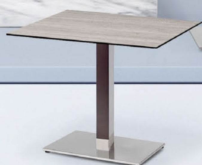 Sgabelli, tavoli e piani tavoli per pub e ristoranti e bar