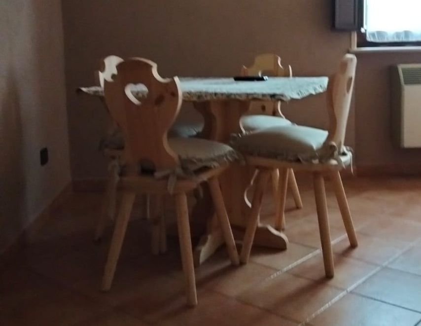 Set 4 Sedie con Cuore + Tavolo Quadrato 80x80x3 Gamba a Croce - Tinta Miele