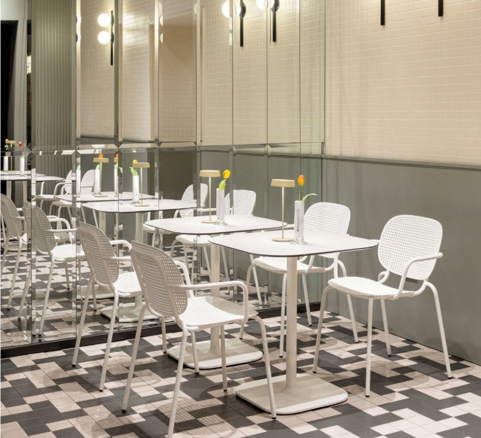 Sgabelli, tavoli e piani tavoli per pub e ristoranti e bar