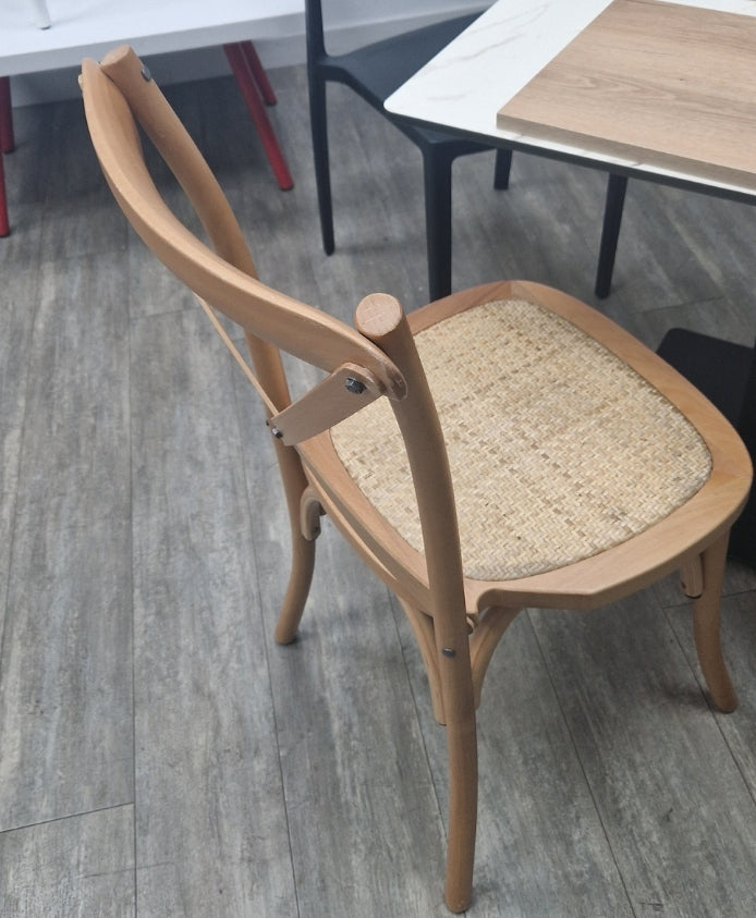 Sedia Thonet in massello e seduta in rattan finitura naturale impilabili